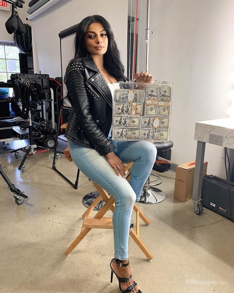 chandrika ravi feet 4