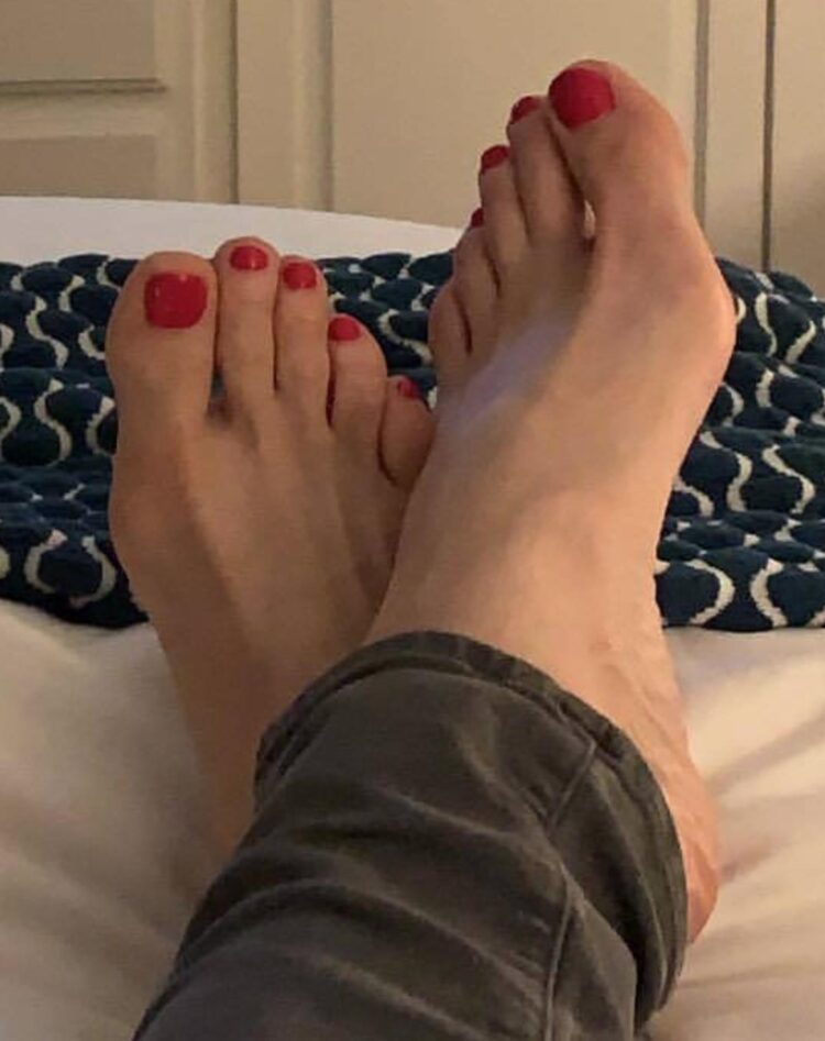 chelsea handler feet 4