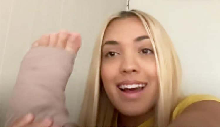 chloe mendoza feet