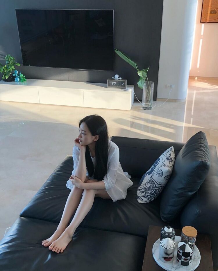 cho yi hyun feet 6