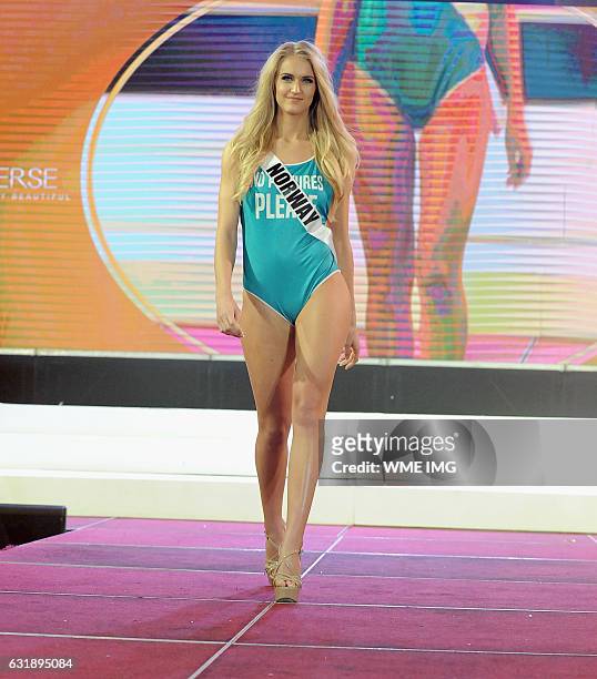 christina waage feet 2