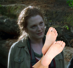 clara jeffery feet 3