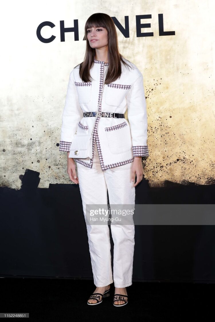 clara luciani feet 3