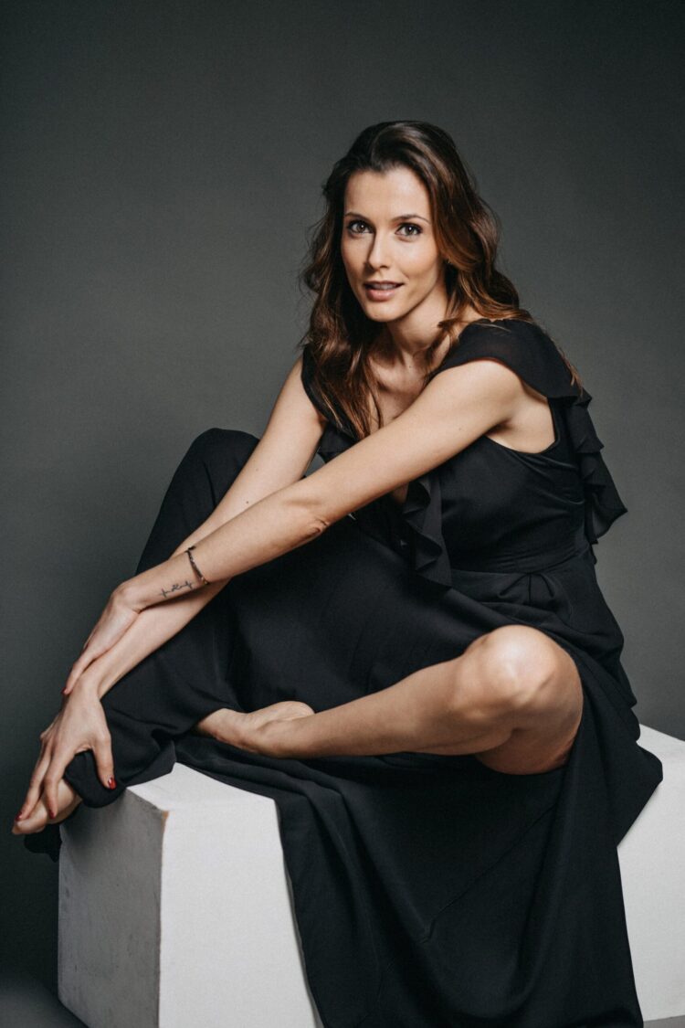 claudia borges feet scaled