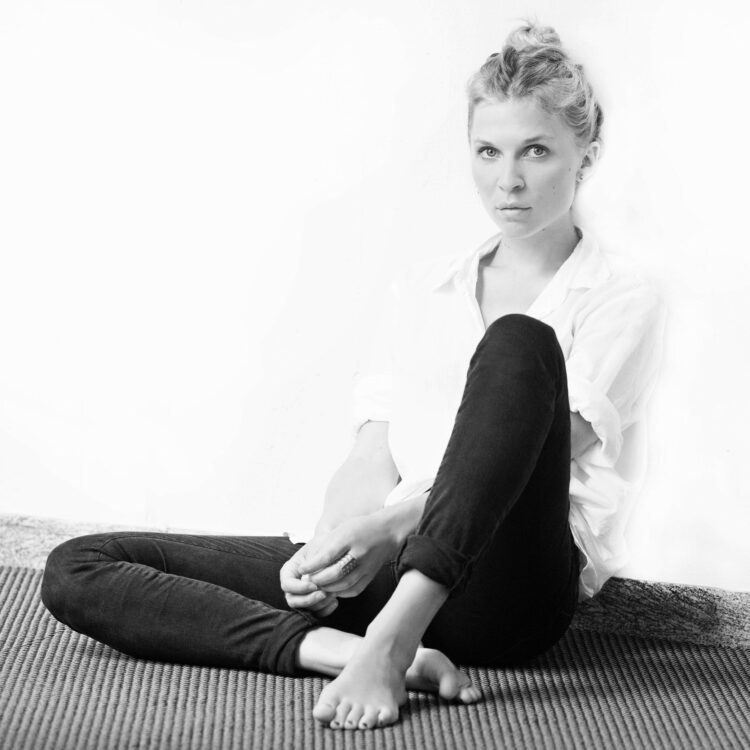 clemence poesy feet 3