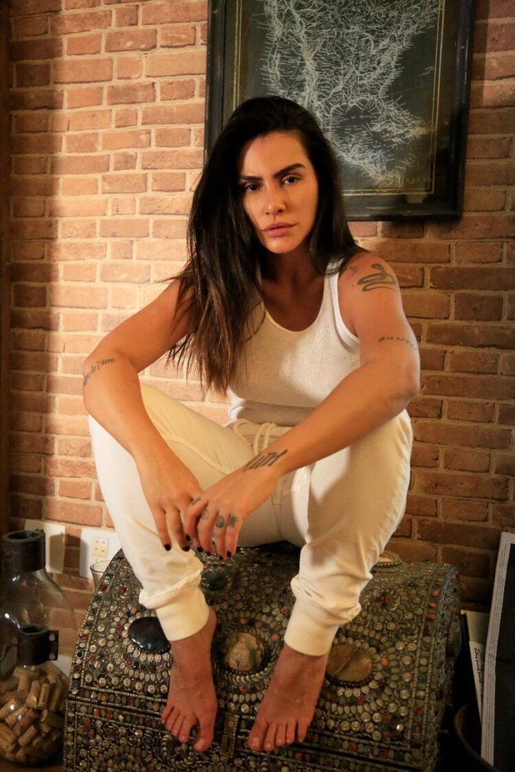 cleo pires feet