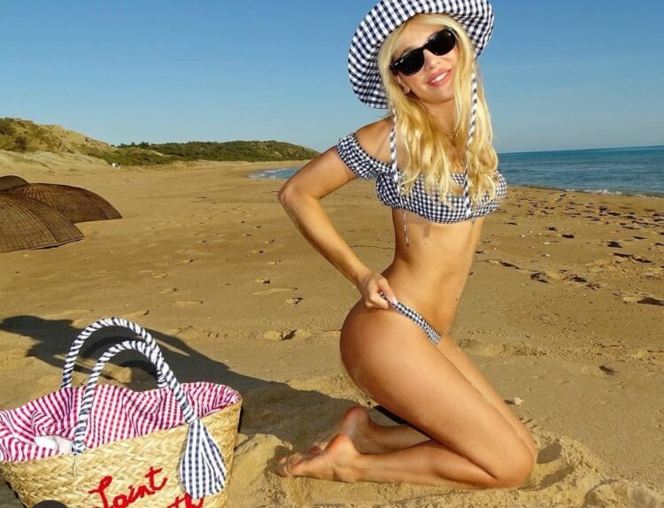 clizia incorvaia feet 3