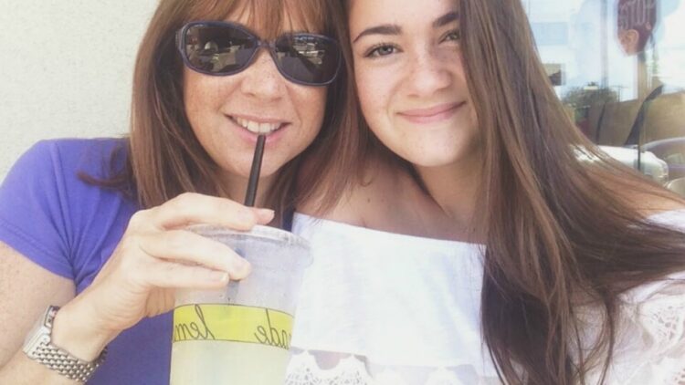 cloecouture mom feet