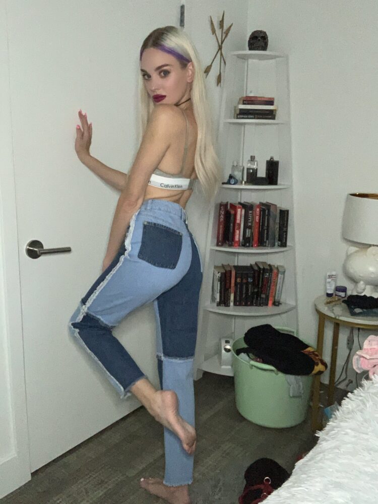 courtney smokes feet