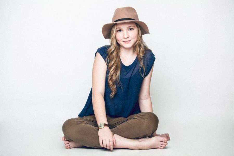 cozi zuehlsdorff feet 6