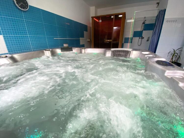 cristal felix feet 6