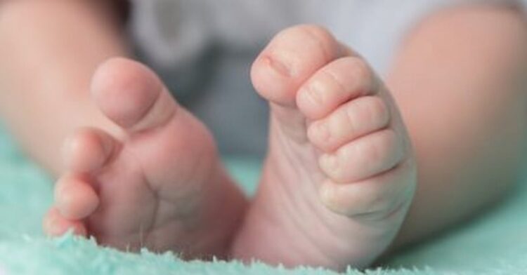 curls unbothered feet