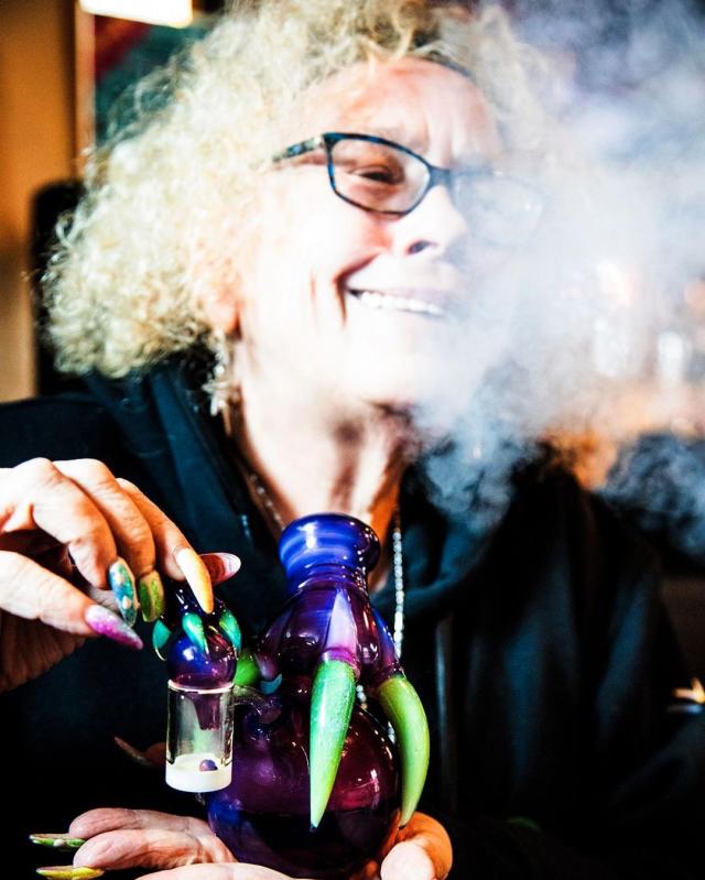 dabbing granny feet 4