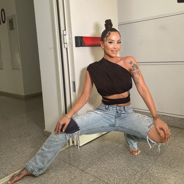 dafina zeqiri feet 5