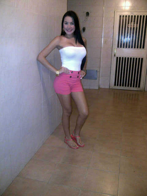 dakenza gonzalez feet 3