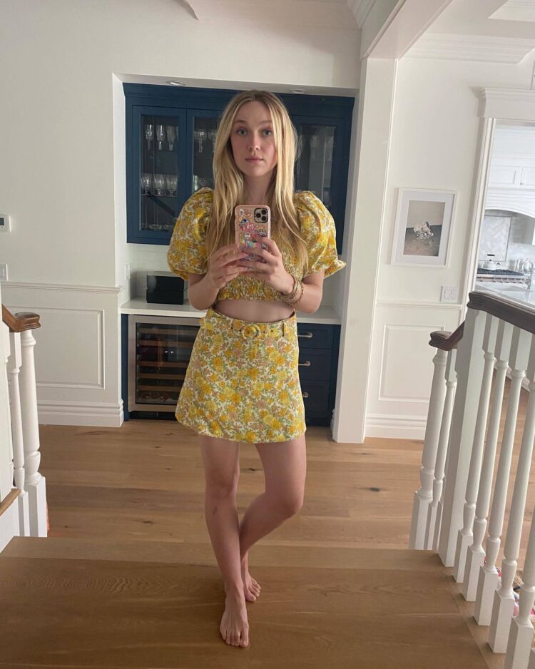 dakota fanning feet 1