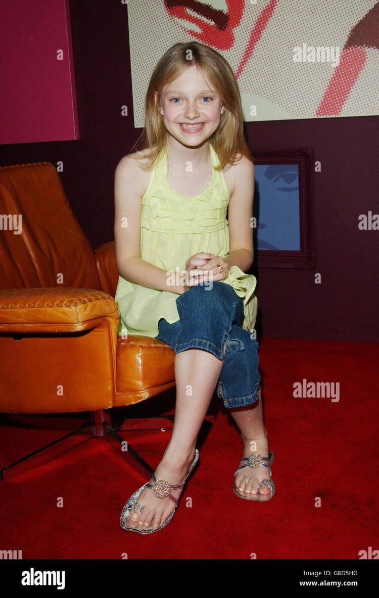 dakota fanning feet 2