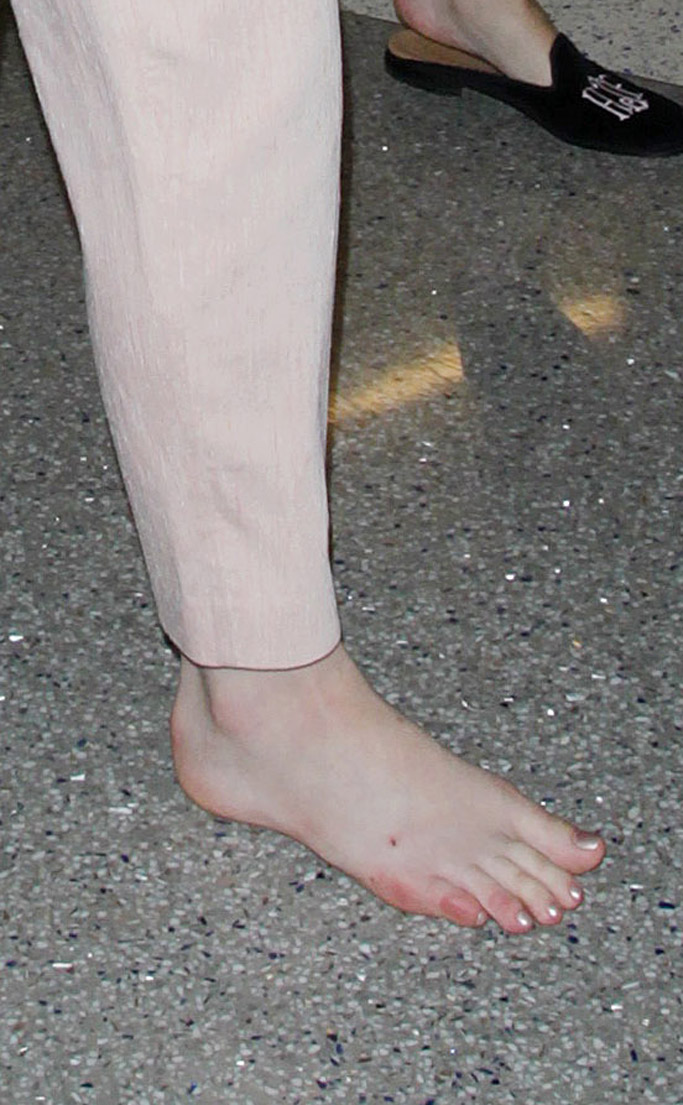 dakota fanning feet 6