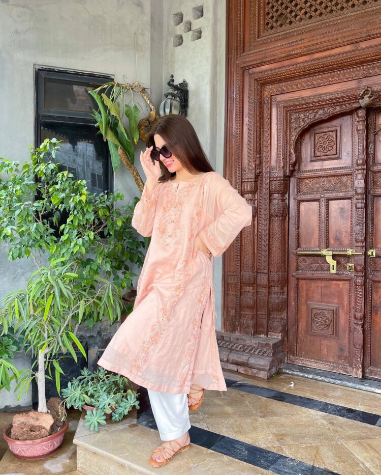 dananeer mobeen feet 6