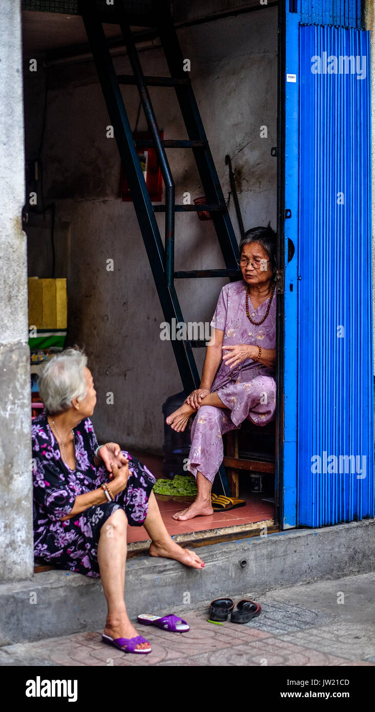 dang minh tram feet 4