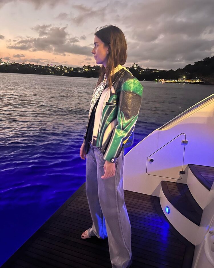 danielle haim feet 1