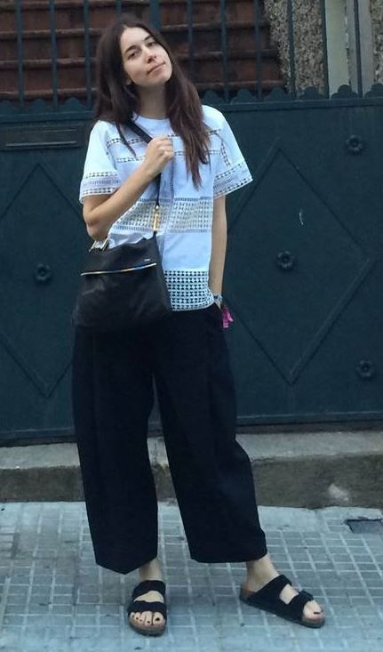 danielle haim feet 4