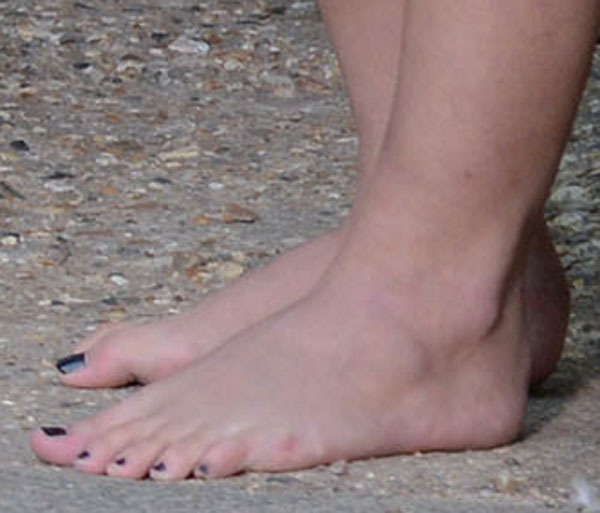 danielle harold feet 5