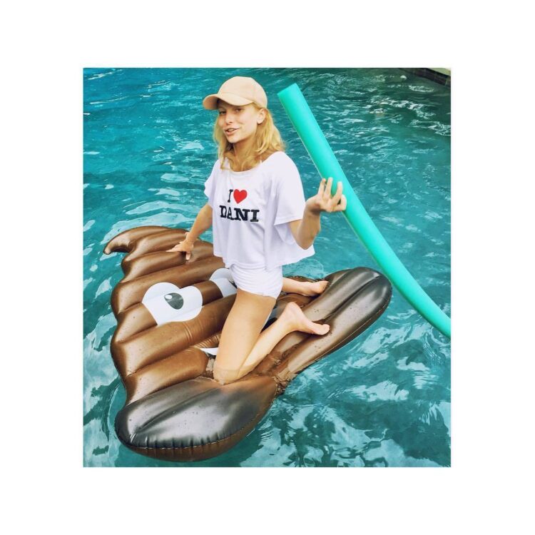 danielle lauder feet 5