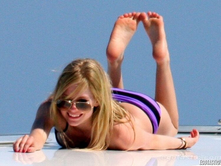 danielle lavigne feet