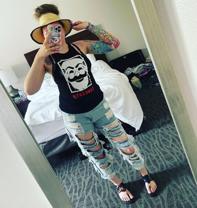 danielle mackey feet 1