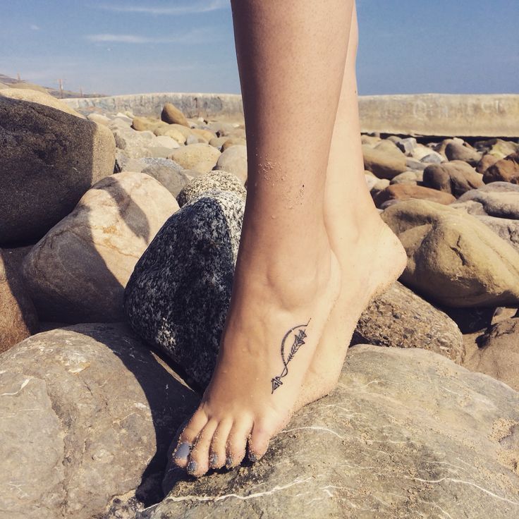 danielle saunders feet 6