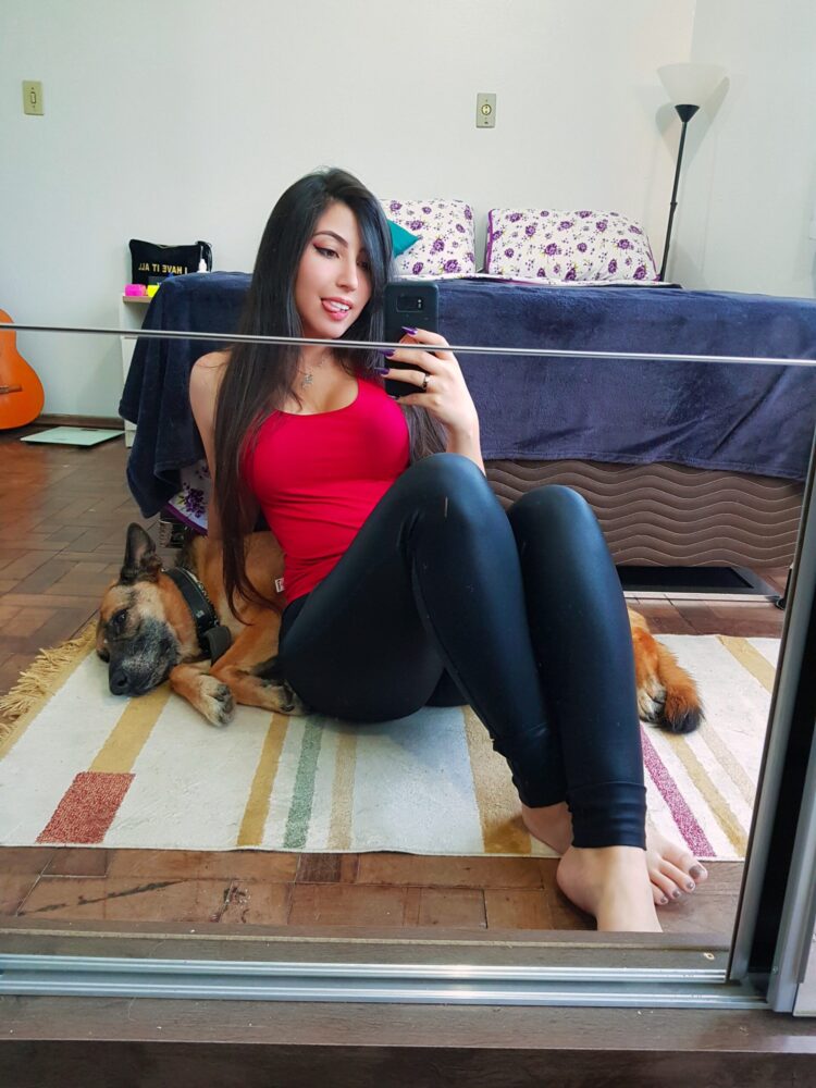 danielle vedovelli feet scaled