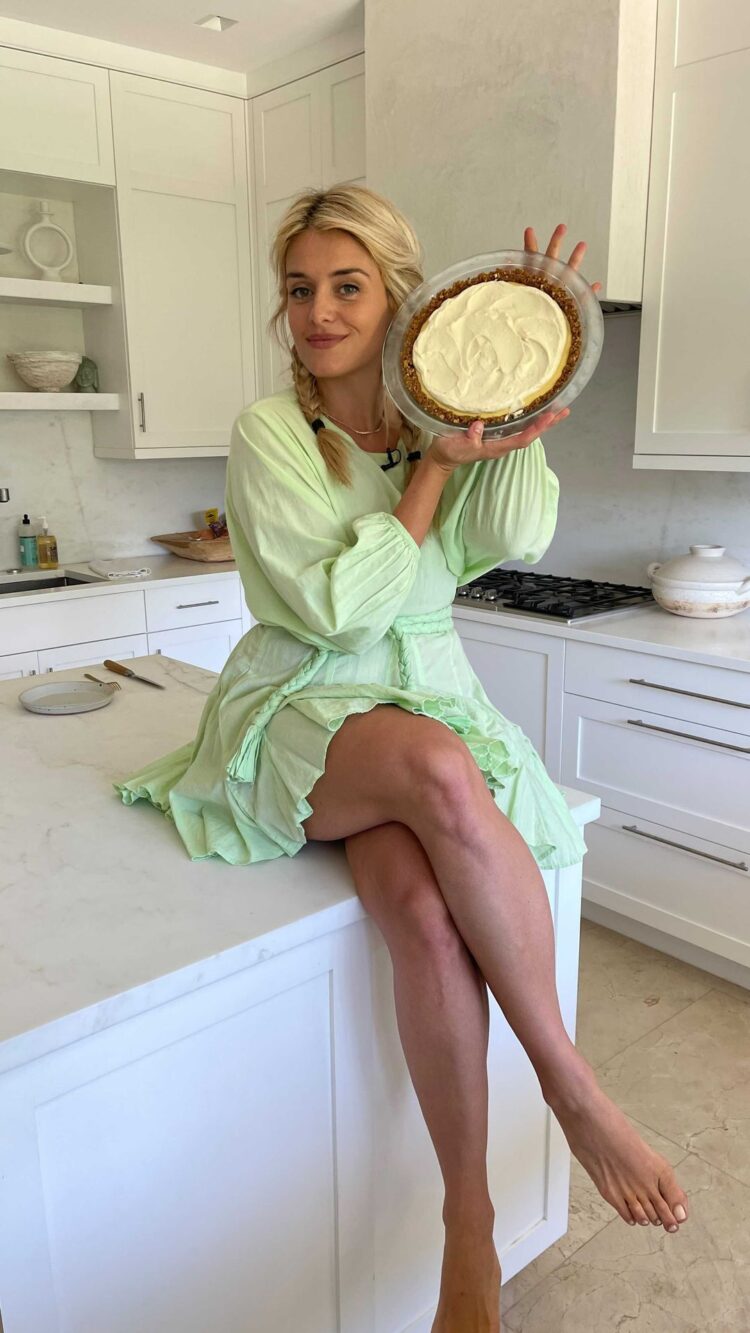 daphne oz feet 6