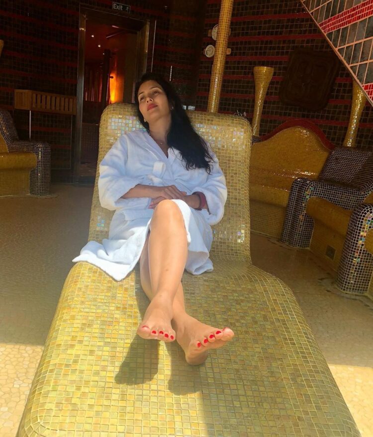 deepti bhatnagar feet 2