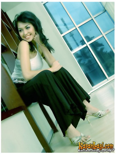 dewi gita feet 4
