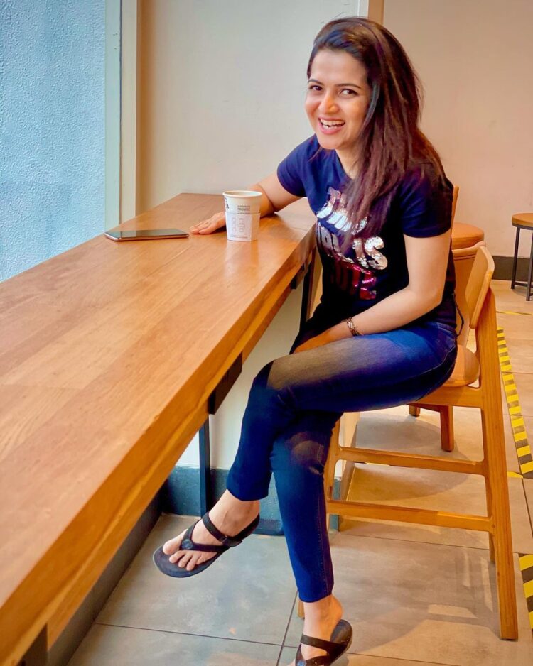 dhivyadharshini feet 1