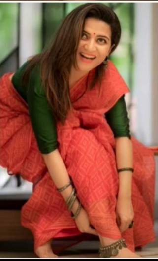 dhivyadharshini feet 5