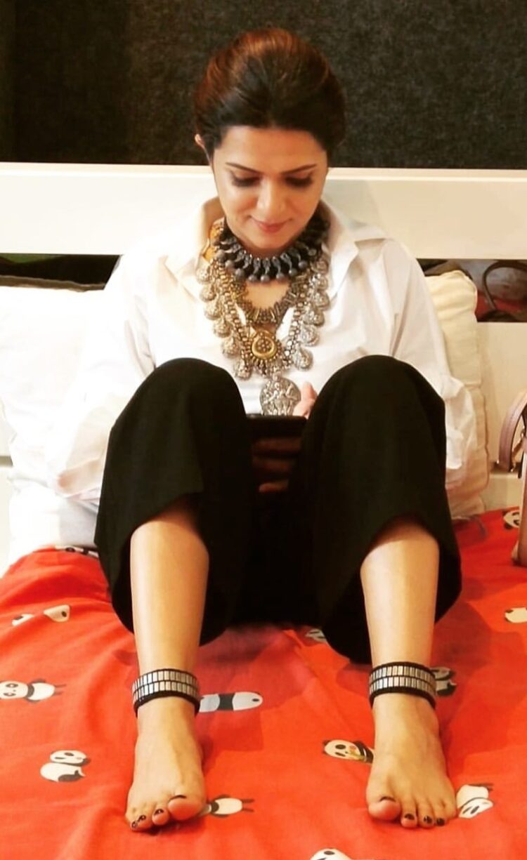 dhivyadharshini feet