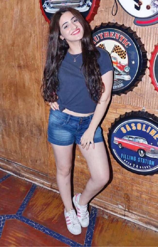 diana khan feet 5