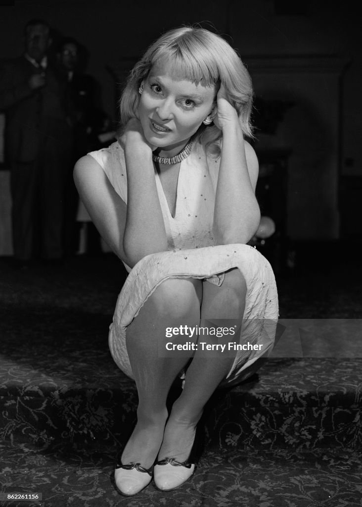 diane cilento feet 2