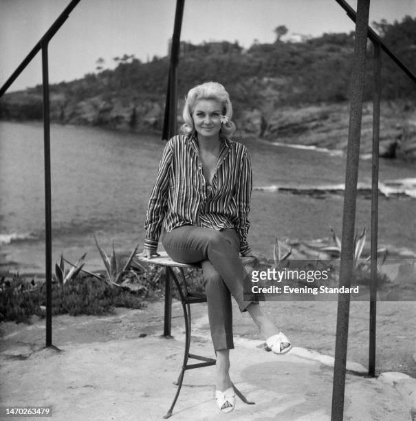 diane cilento feet 4