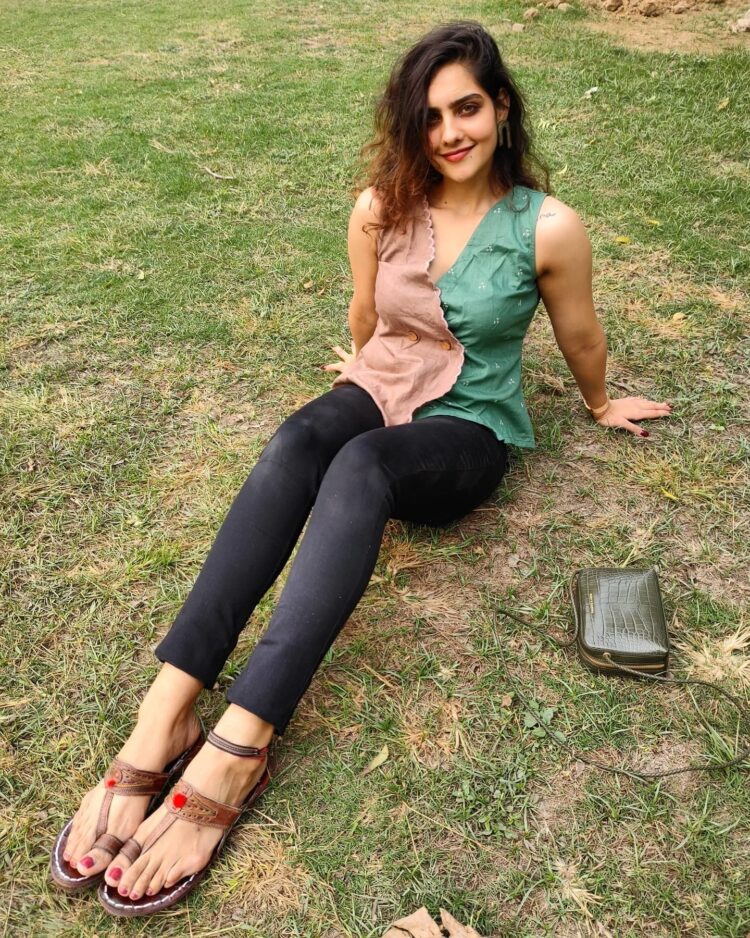 diksha sharma feet 4