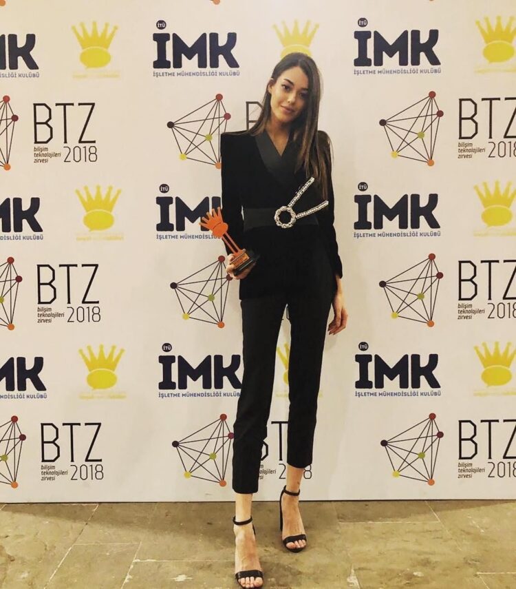 dilan cicek deniz feet 1