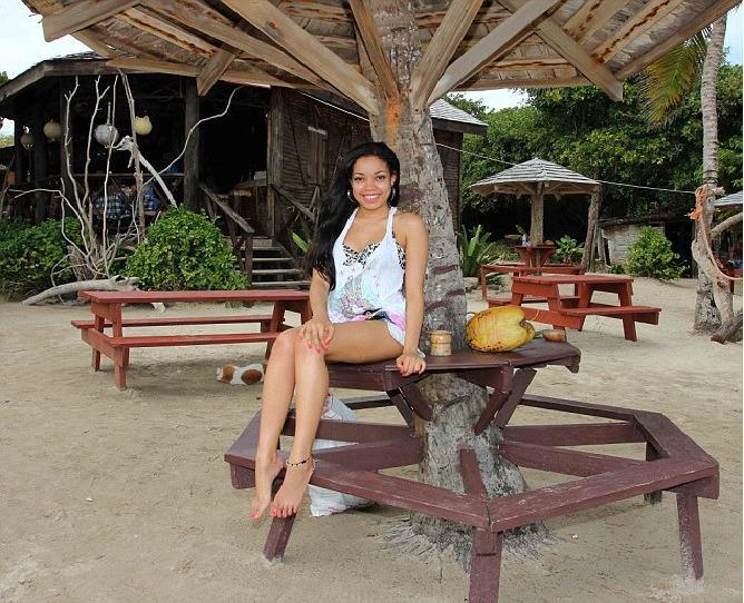 dionne bromfield feet 4