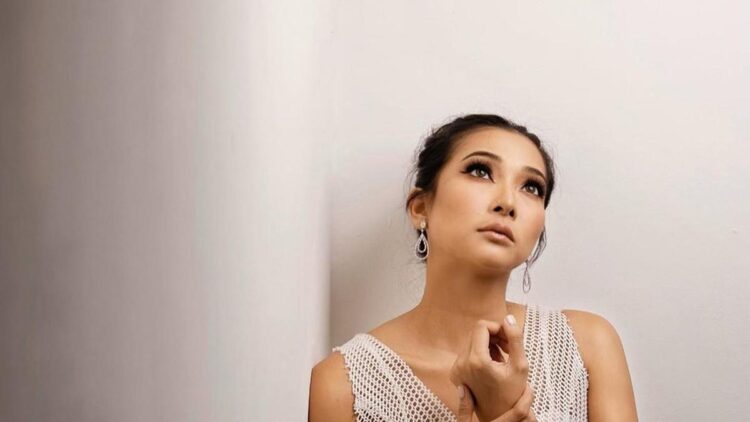 dita anggraeni feet 3