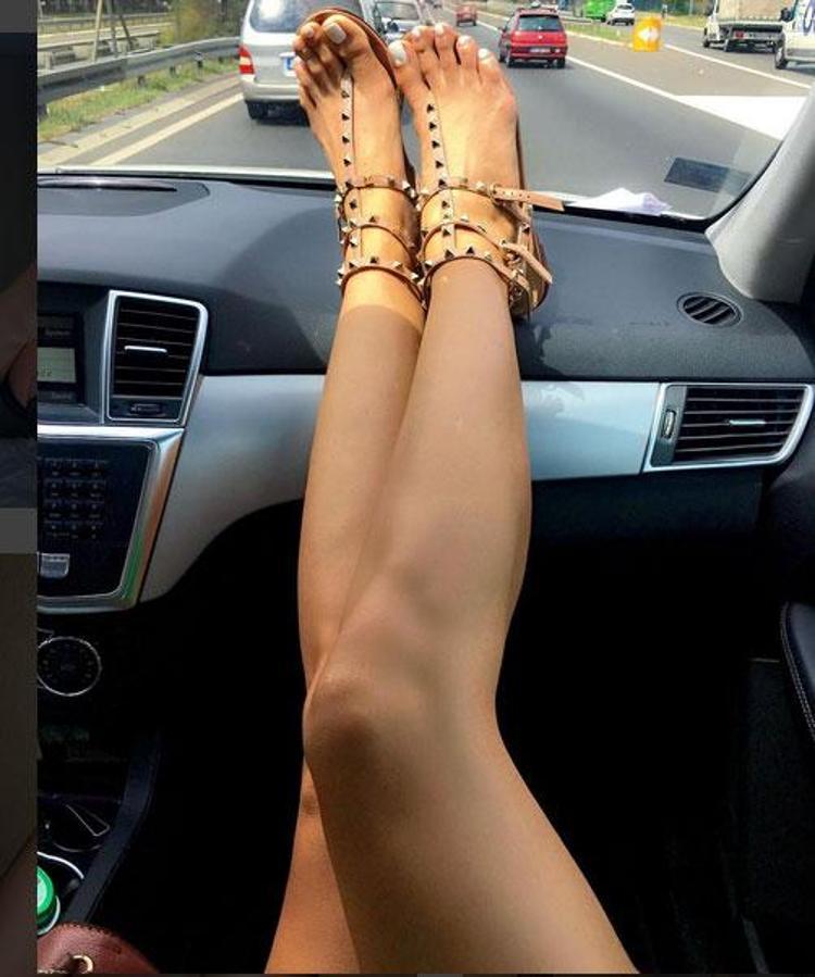 divna karleusa feet 4