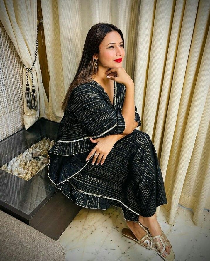 divyanka tripathi feet 4