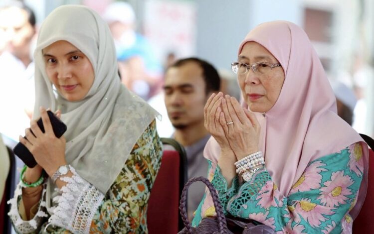 dr wan azizah wan ismail feet 1