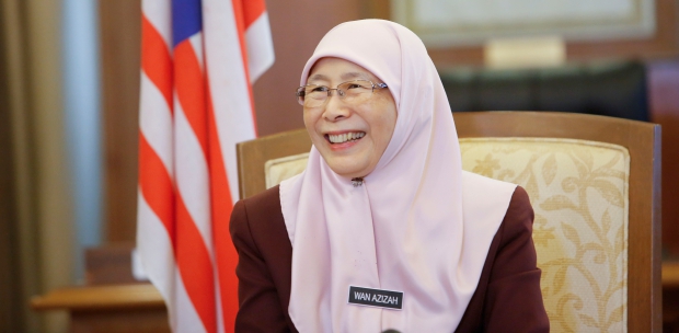 dr wan azizah wan ismail feet 5