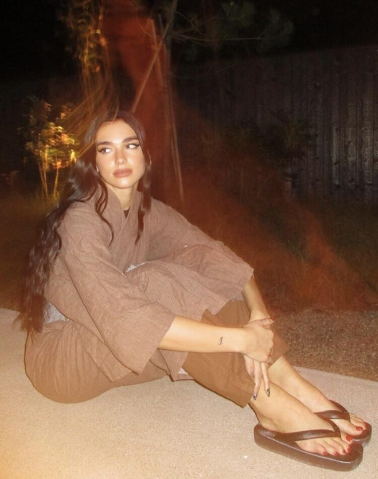 dua lipa feet 3